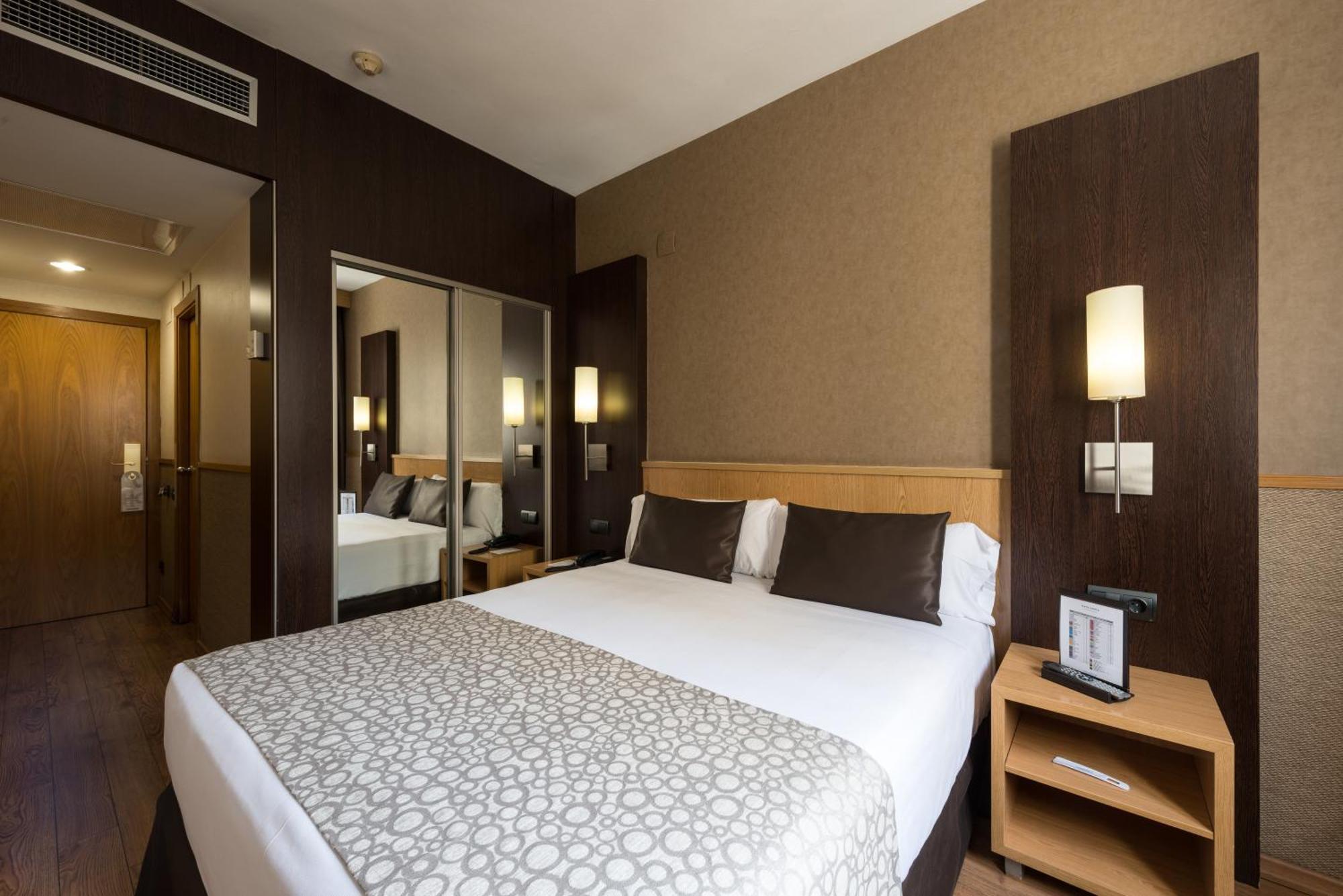 Catalonia Sagrada Familia Hotel Барселона Стая снимка